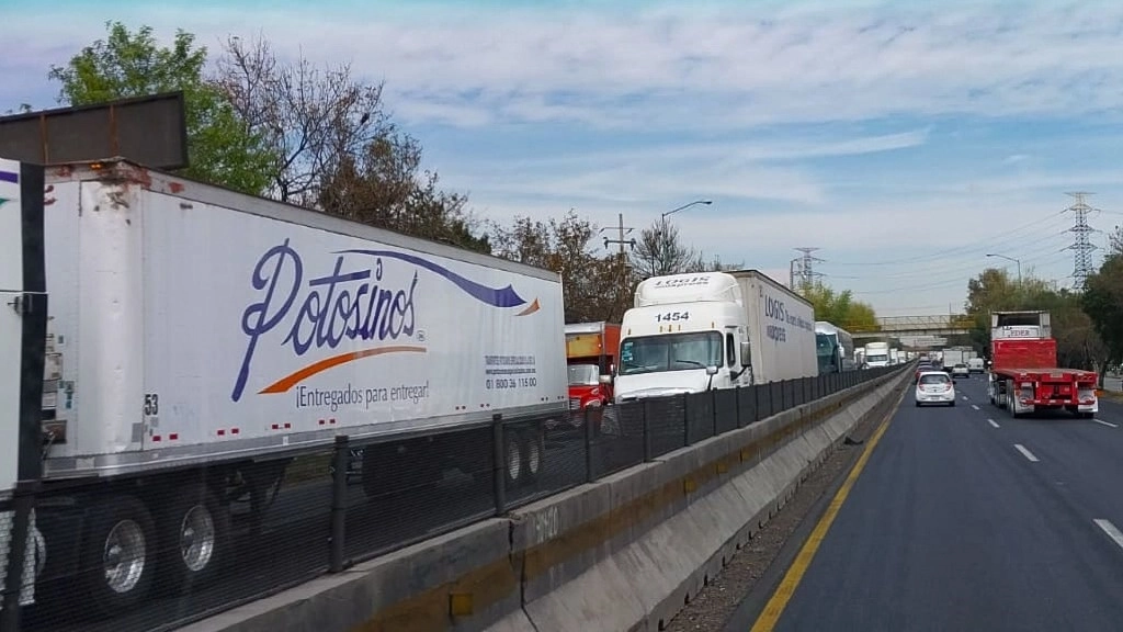Los permisionarios- señaló la SICT- realizarán la identificación ('balizado') de los vehículos de autotransporte federal. Foto Cuartoscuro / Archivo