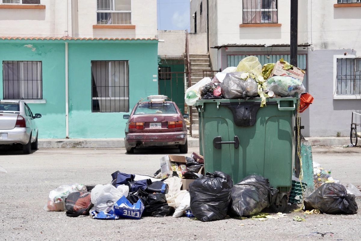En dos meses, se llenaron 107 contenedores con 286 toneladas de basura, muebles viejos, llantas y otros tiliches, en 39 colonias, además, existen 27 peticiones de comités vecinales en lista de espera. Foto