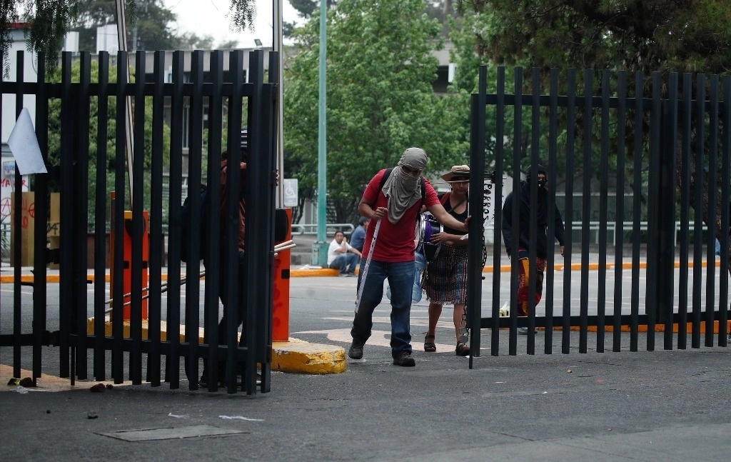Encapuchados durante la toma de instalaciones del CCH Naucalpan en imagen de archivo. Foto Cristina Rodríguez