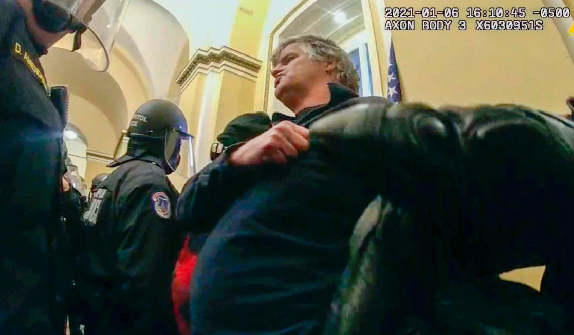 Un video de la policía de EU muestra a Mark Leffingwell durante el asalto al Capitolio, el seis de enero de 2021. Foto Ap