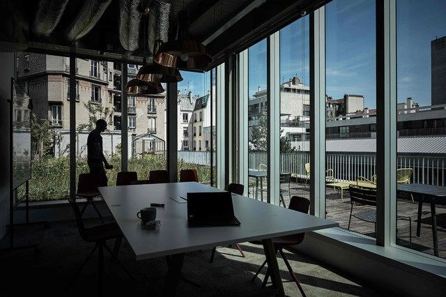 El Ministerio del Trabajo francés dijo que las nuevas medidas se aplicarán a todos los espacios compartidos en oficinas y fábricas, pero no se extenderá a oficinas individuales donde sólo hay un trabajador. Foto Afp / Archivo 