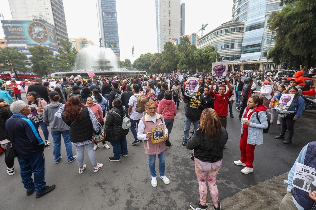 Alessandra Rojo de la Vega y un grupo de simpatizantes bloquean la Glorieta de la Diana, para protestar por la anulación de las elecciones en la alcaldía Cuauhtémoc, en la Ciudad de México, el 2 de septiembre de 2024. Foto Pablo Ramos 