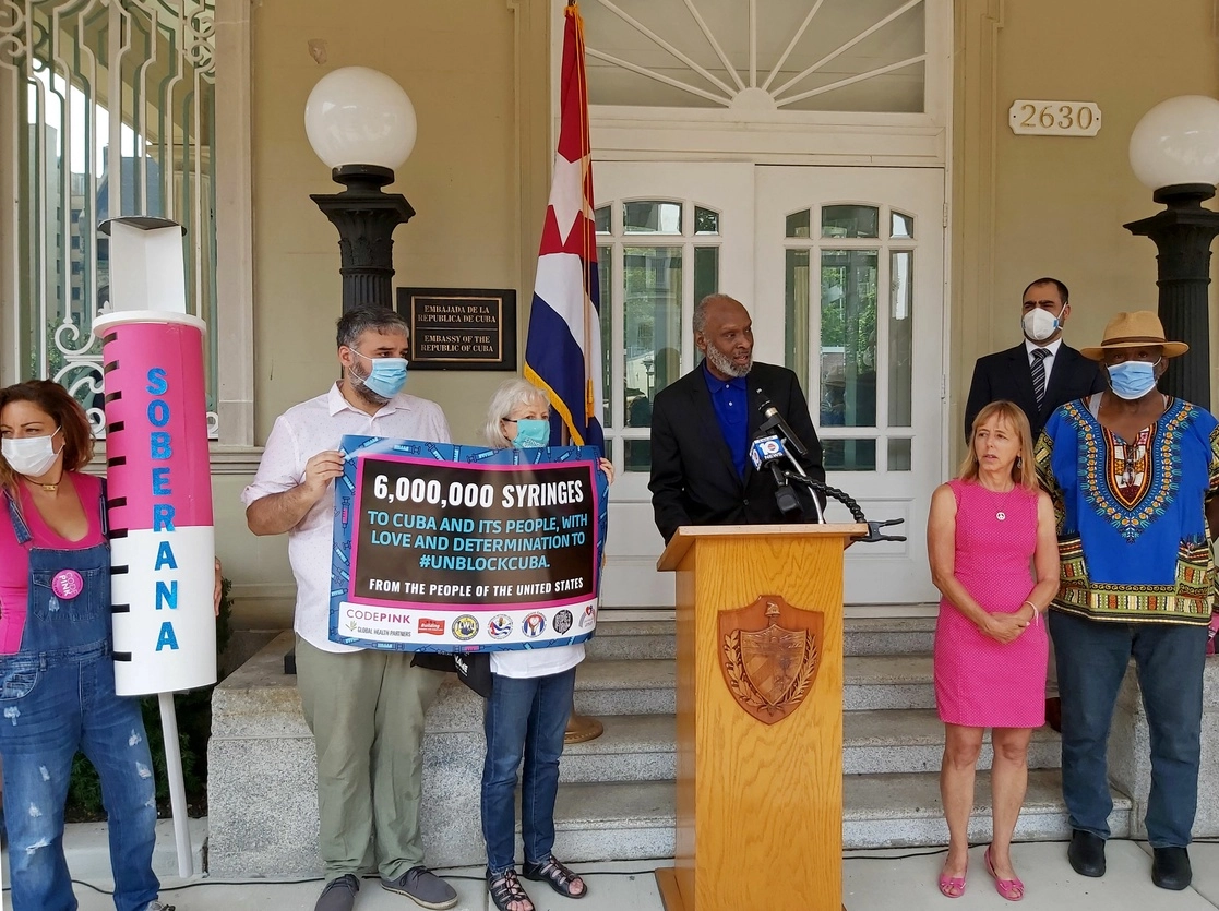 Opositores al embargo de Estados Unidos a Cuba enviarán seis millones de jeringas a la isla para aplicar vacunas anti-Covid. Foto Afp / Archivo