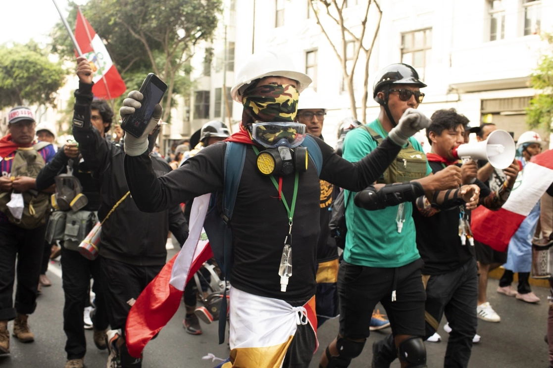 Movilización en Lima para exigir la dimisión de la presidenta Dina Boluarte y la convocatoria a elecciones, en imagen del fin de semana. Foto Xinhua 