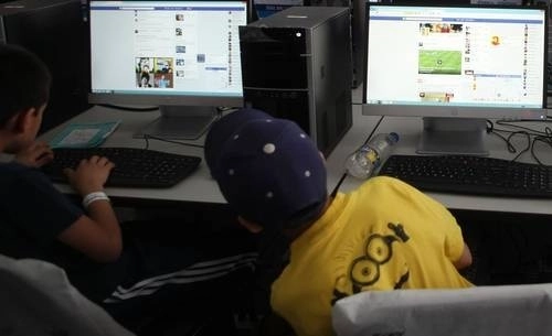 Menores de edad consultan las redes sociales en internet. Foto María Meléndrez / Archivo 