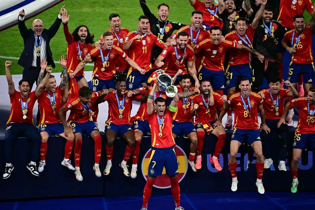 El delantero español #07 Álvaro Morata levanta el trofeo mientras los jugadores de España celebran tras ganar el partido final de la Eurocopa 2024 entre España e Inglaterra en el Olympiastadion de Berlín, Alemania,  el 14 de julio de 2024. Foto Afp