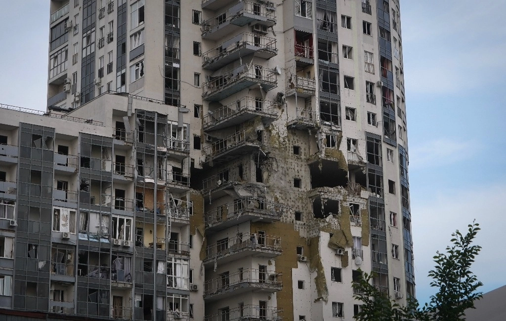 Un edificio de apartamentos dañado en el ataque con misiles rusos en Járkov, Ucrania, el 14 de mayo de 2024. Foto Ap