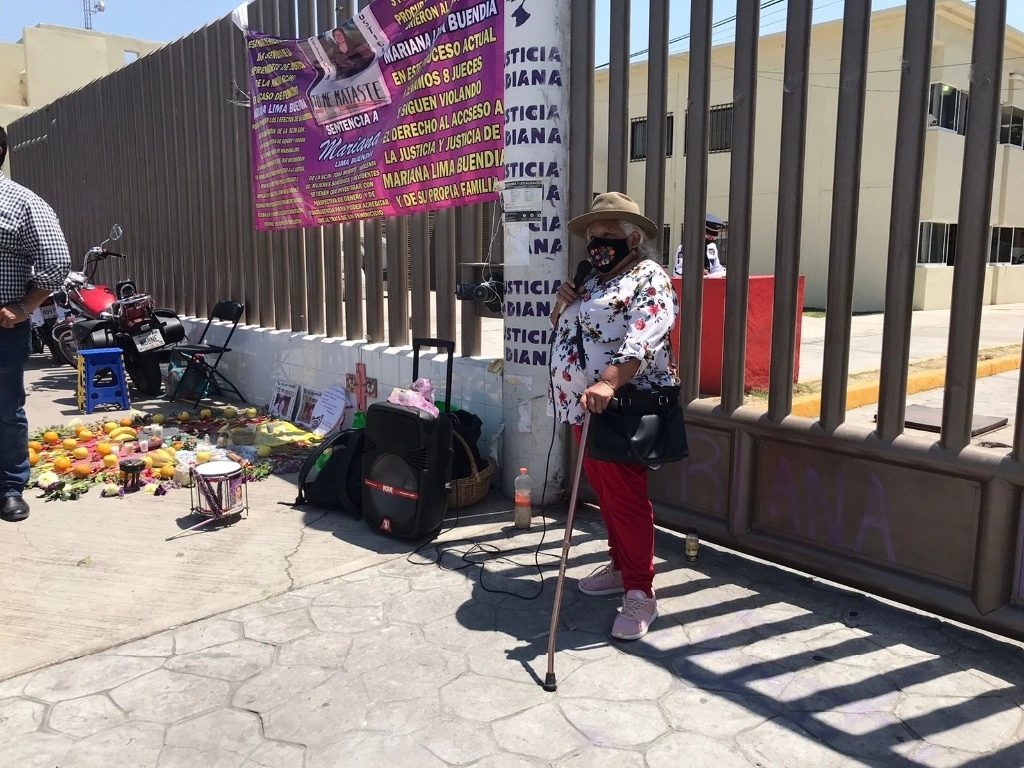 En abril de 2022, Irinea Buendía se manifestó fuera de los juzgados ordinarios adscritos al penal Neza-Bordo, en el estado de México, para exigir justicia por el asesinato de su hija Mariana Lima. Ayer, luego de 13 años de lucha, un juez sentenció a 70 años de cárcel al responsable del crimen. Foto René Ramón 


