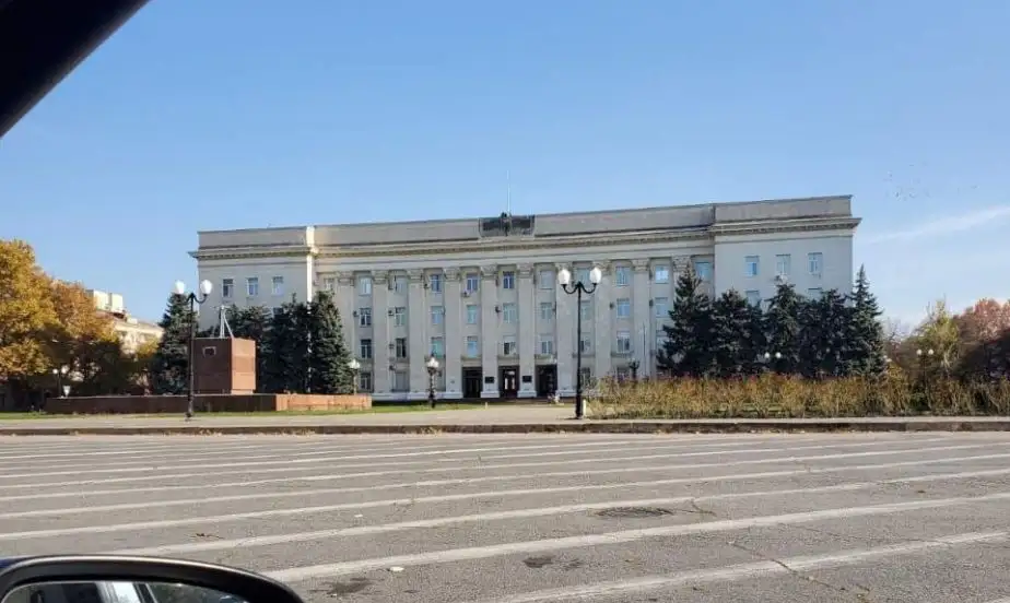 Edificio de la administración provincial de Jersón, sin la bandera de Rusia. Foto Europa Press