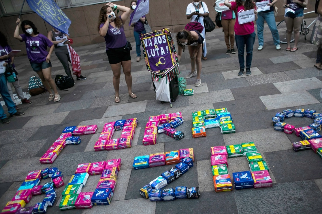Mujeres participan en una protesta contra el presidente Jair Bolsonaro, quien vetó la distribución gratuita de toallas sanitarias a mujeres de bajos ingresos, en Río de Janeiro, Brasil. Foto Ap