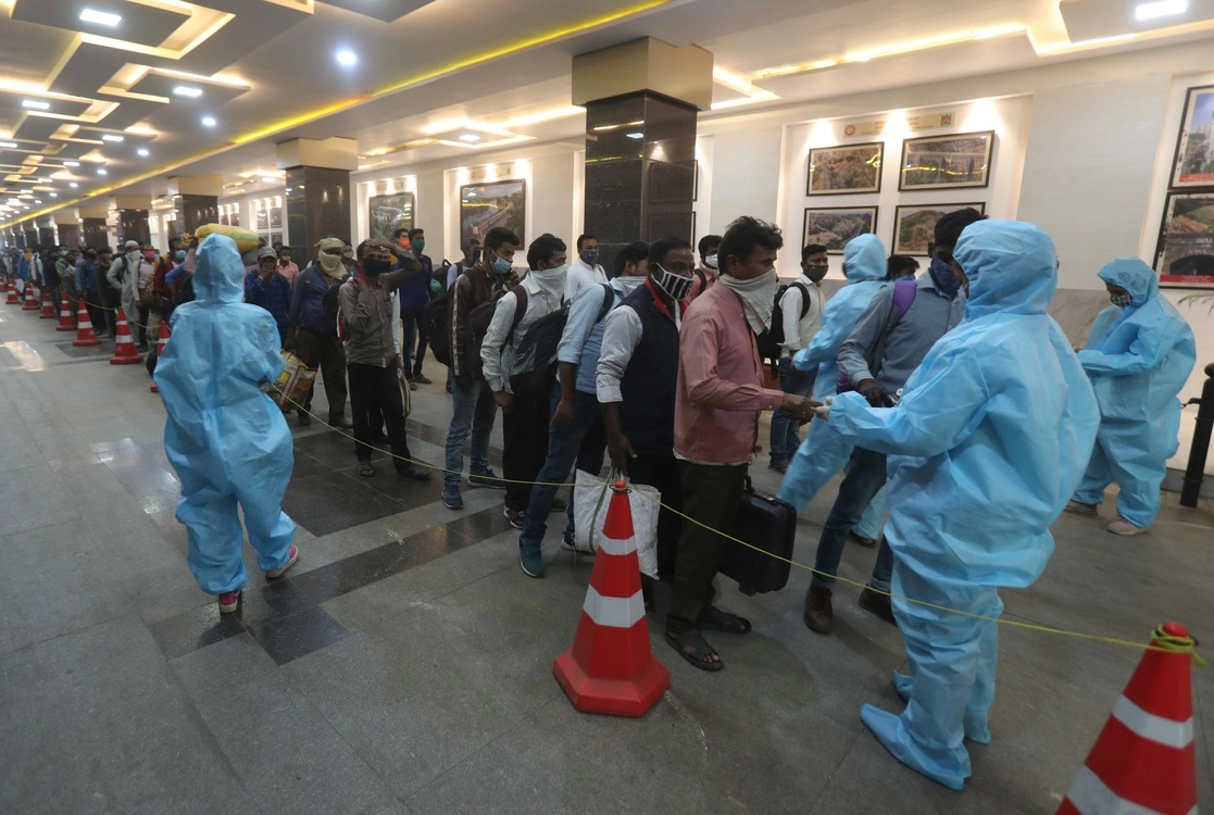 Pasajeros hacen fila para tomarse la temperatura en una estación de tren en Mumbai, estado de Maharashtra, India, el 22 de febrero de 2021. Foto Ap