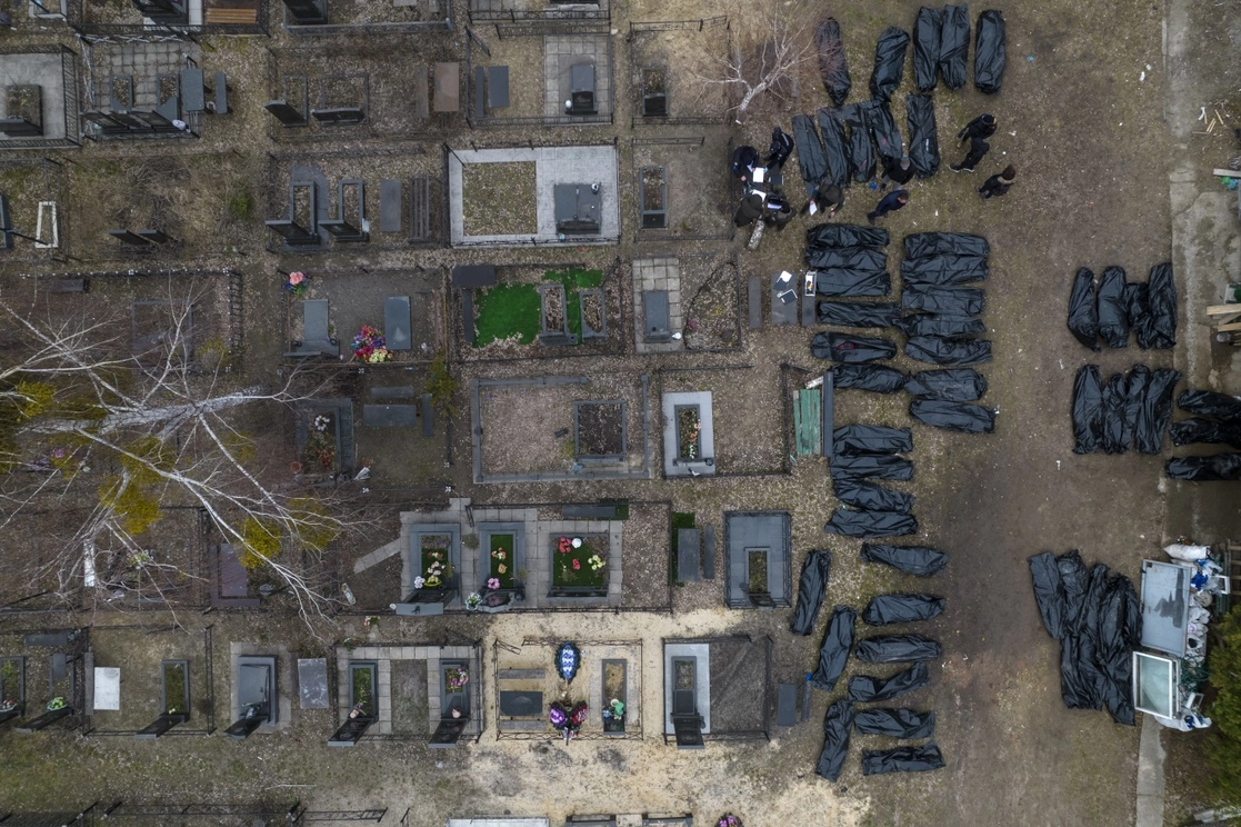 Policías identifican los cadáveres de civiles que fueron asesinados por las fuerzas rusas en Bucha, Ucrania, el 6 de abril de 2022. Foto Ap 