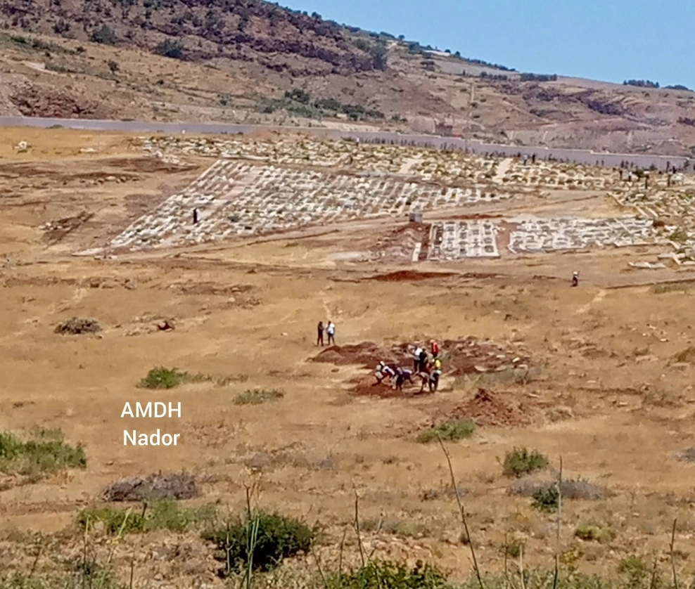 Excavación de tumbas en el cementerio de Sidi Salem de Nador tras la muerte de migrantes en un intento de asalto a la valla de Melilla. Foto Europa Press