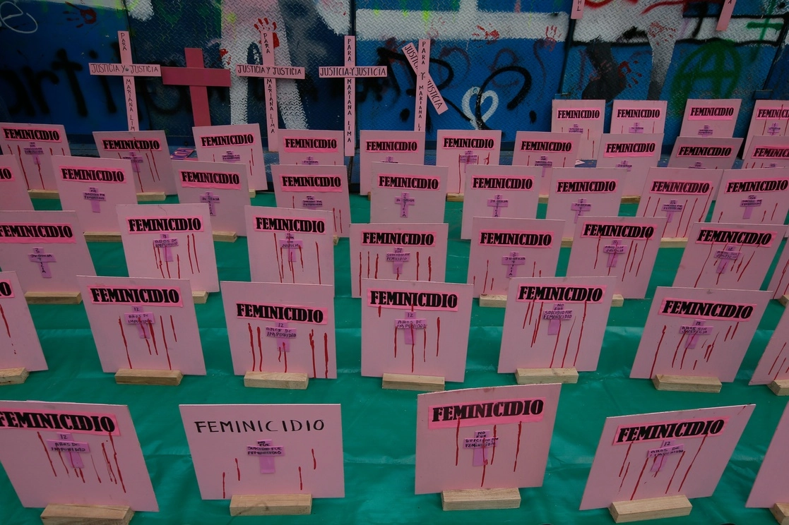 Mujeres protestaron contra la impunidad en feminicidios en el país, colocando nombres de víctimas. Foto Alfredo Domínguez/ archivo