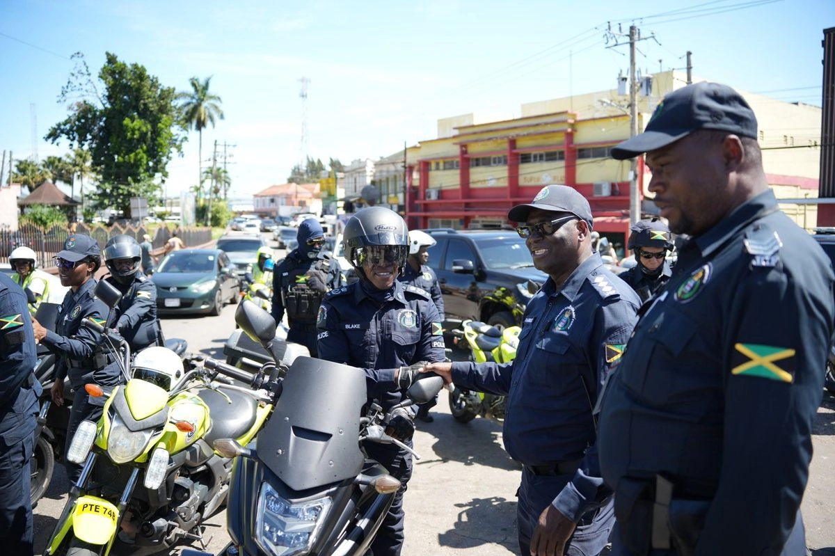 Elementos policiales de Jamaica se enfrentan a una ola de tiroteos y a la violencia de pandillas. Foto tomada de X 