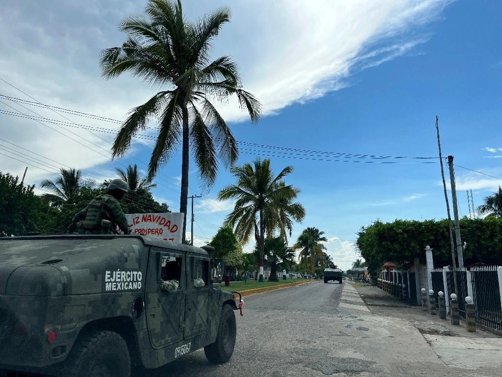 Un convoy militar realiza un operativo de vigilancia en Frontera Comalapa, Chiapas. Foto Alfredo Domínguez /Archivo