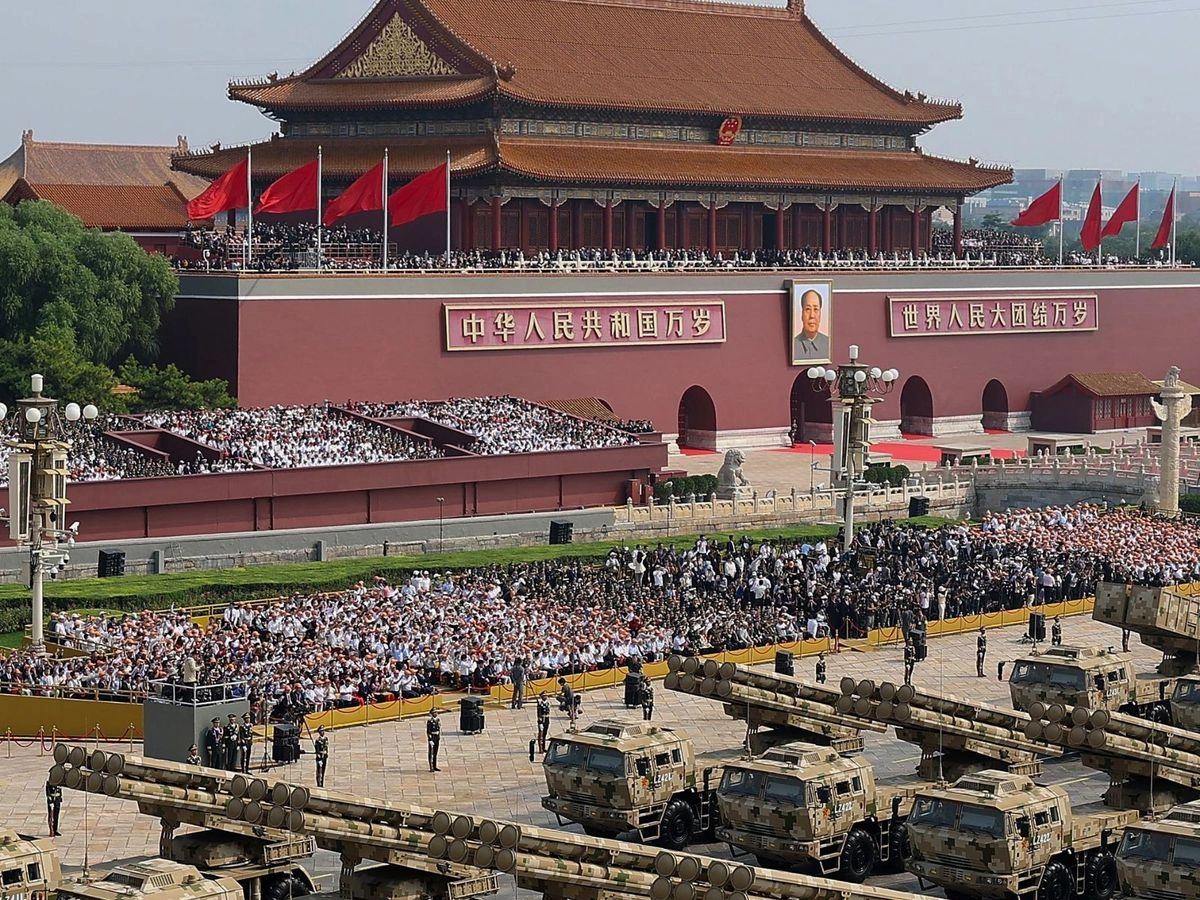 Majestuosidad e historia se conjuntaron ayer en la plaza de Tiananmen para conmemorar el 80 aniversario de la victoria en la guerra que sostuvieron China y Japón. Invitado a la ceremonia por el presidente Xi Jinping, al igual que el norcoreano Kim Jong-un, el ruso Vladimir Putin dijo que su par Donald Trump no carece de sentido del humor y rechazó que estén conspirando contra EU. Foto 