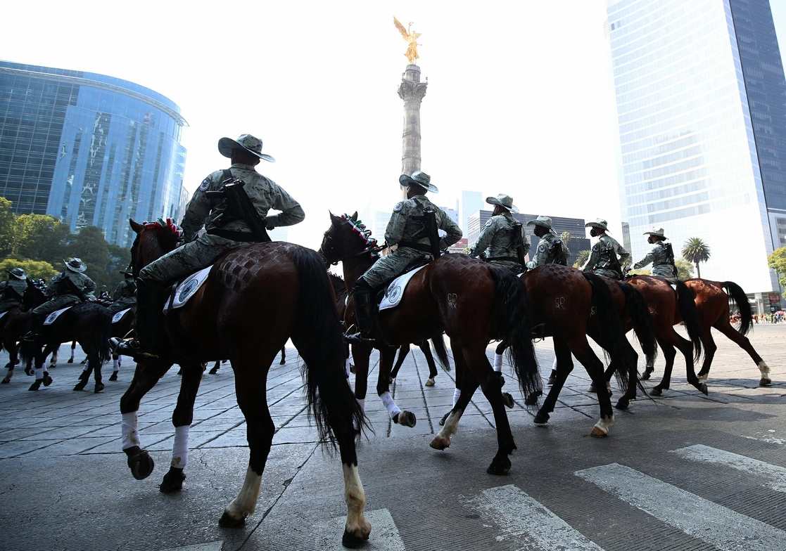 Desfile cívico militar por el 111 aniversario de la Revolución Mexicana sobre Paseo de la Reforma, en la Ciudad de México. Foto María Luisa Severiano 
