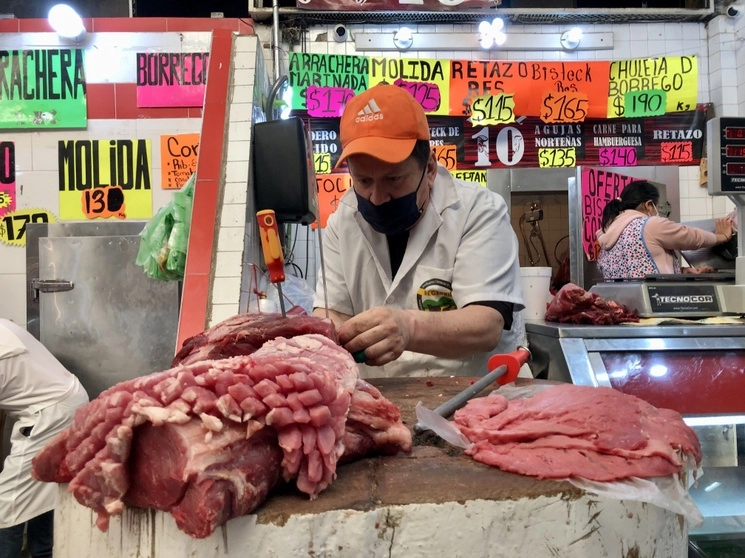 México ocupa actualmente el tercer lugar de importadores de cárnicos en el mundo. En 2022 se importaron 2.35 millones de toneladas de cárnicos lo que representó un aumento del 4.9 por ciento comparado con 2021. Foto Luis Castillo / Archivo 