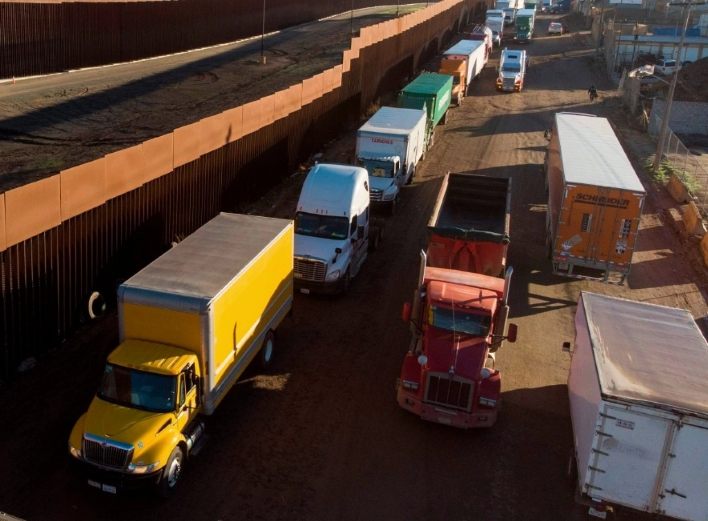 En septiembre de 2020 por cada 100 tractocamiones nuevos vendidos, ingresaron 56 importados usados. En pasaje, por cada 100 nuevos ingresaron 111 importados usados adicionales. Foto. Archivo/La Jornada.
