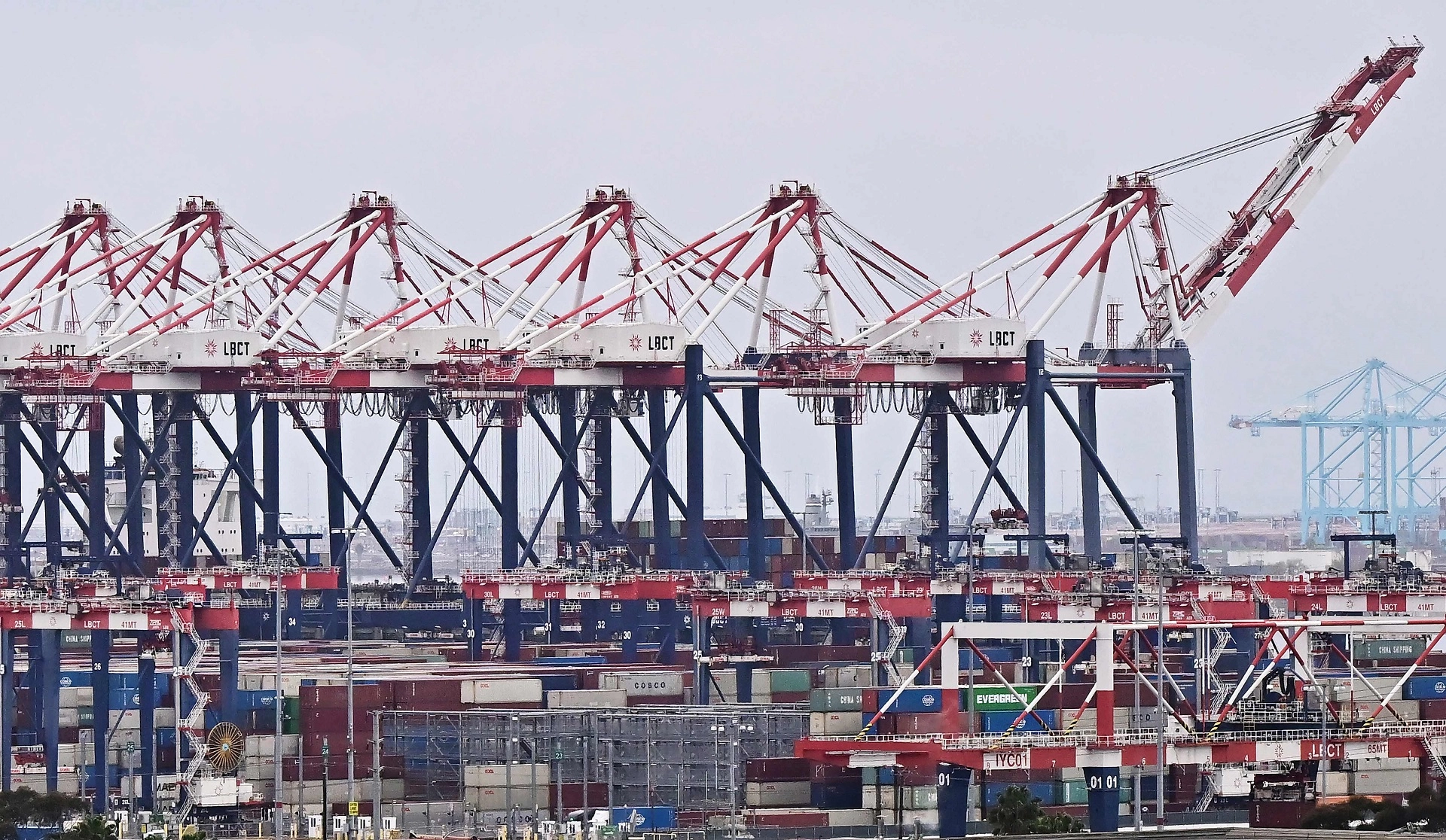 Los contenedores de carga se apilan en el puerto de Long Beach el 5 de marzo de 2025 en California. Foto