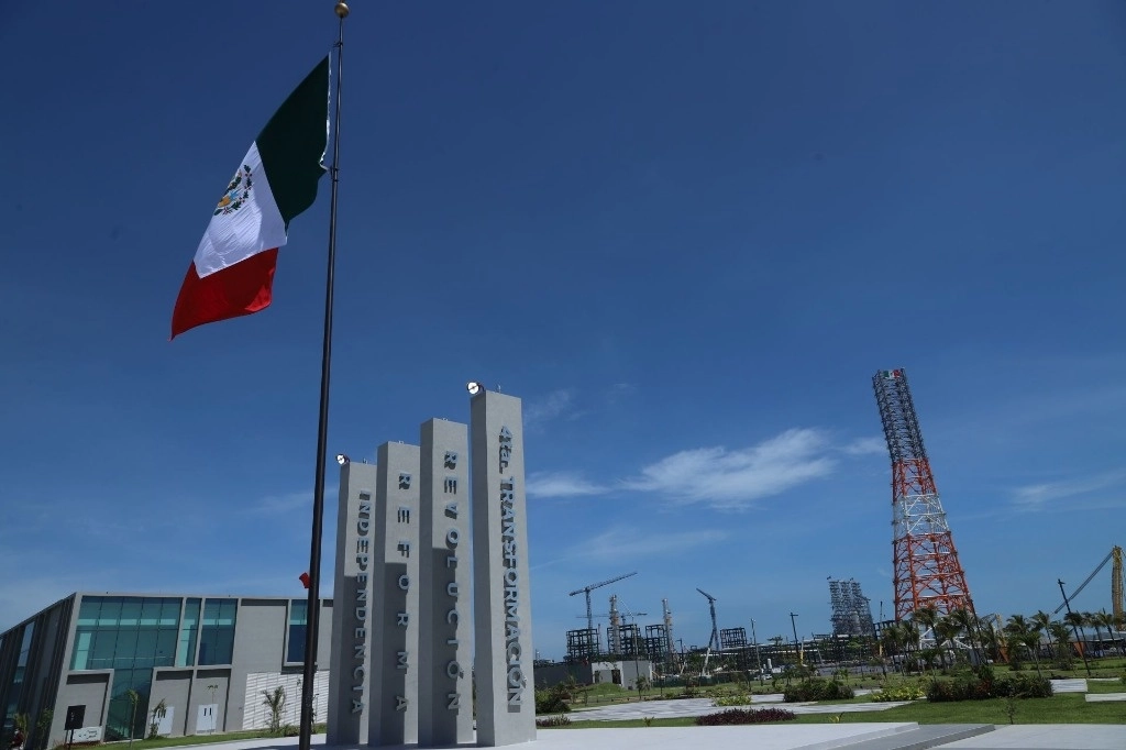 Las importaciones semanales estadunidenses de crudo mexicano cayeron a su nivel más bajo registrado en la primera semana de abril, ya que Pemex ha reducido las exportaciones para suministrar más petróleo a sus refinerías nacionales. En la imagen de archivo, Dos Bocas. Foto Cuartoscuro