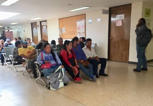 Pacientes esperan a ser atendidos por médicos familiares en una clínica del IMSS. Foto Roberto García Ortiz 