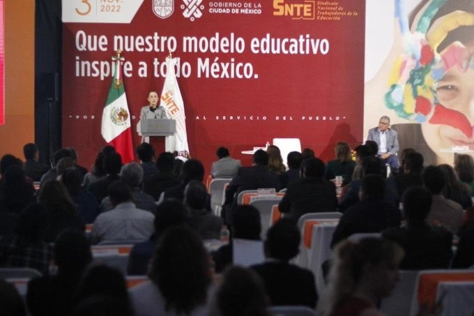 La jefa del Gobierno capitalino Claudia Sheinbaum durante la reunión con dirigentes e integrantes del Sindicato Nacional de Trabajadores de la Educación. Foto Twitter @Claudiashein
