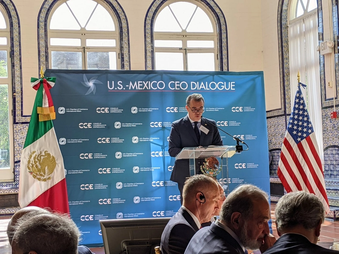 El titular del CCE, Francisco Cervantes, durante su participación en la reunión con empresarios mexicanos y de Estados Unidos, realizada en el Instituto Cultural Mexicano, en Washington, D.C., el 13 de julio de 2022. Foto tomada de Twitter de @cceoficialmx