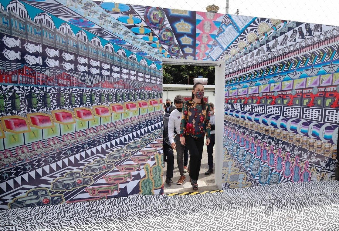 La jefa de Gobierno de la Ciudad de México, Claudia Sheinbaum, y el presidente de Grupo Modelo, Cassiano De Stefano, encabezaron la inauguración de 'El mural más fino', del artista Pedro Friedeberg, en las instalaciones de la cervecera en la Cuidad de México, el 23 de junio de 2021. Foto Cristina Rodríguez