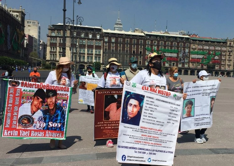 Familiares de personas desaparecidas realizan una caminata por la memoria y la justicia, como parte de su campaña #HastaEncontrarles, en la plancha del Zócalo del Centro Histórico. Foto Guillermo Sologuren / Archivo