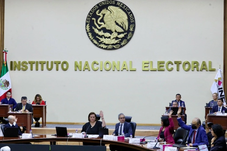 Sesión en el INE del pasado 10 de abril. Foto Roberto García Ortiz