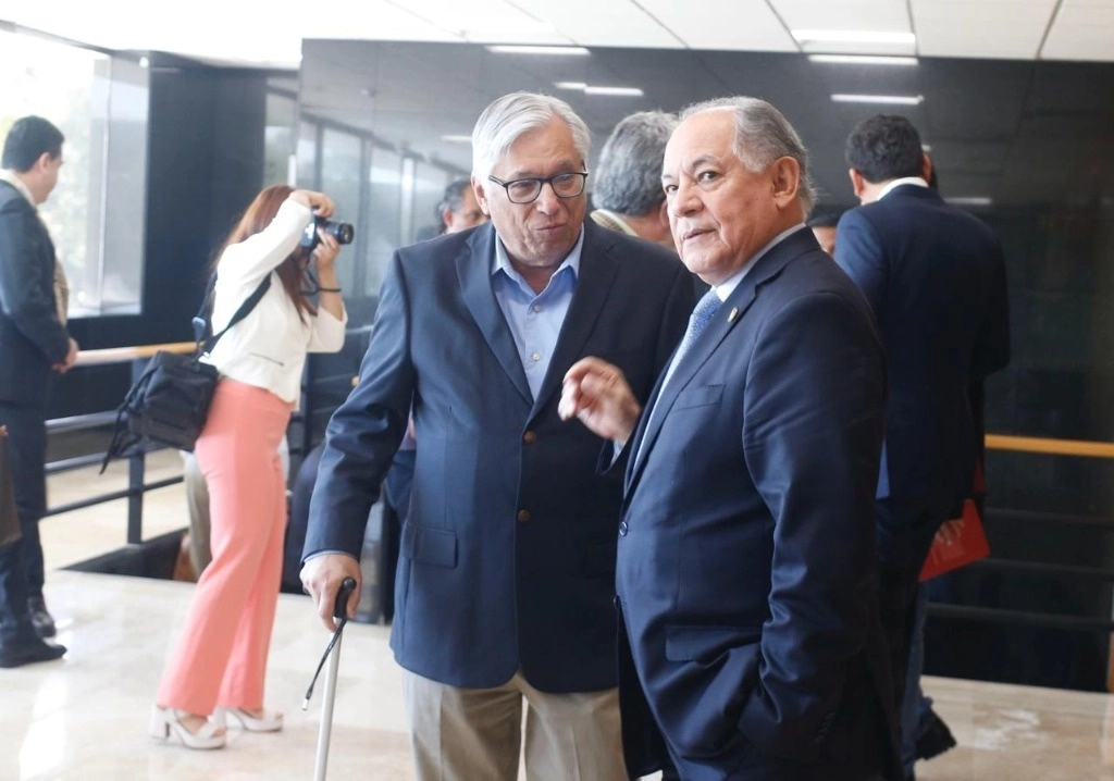 El pasado 21 de febrero, Ramón Sosamontes (izquierda) acudió a la inauguración de los "Foros de Diálogo Nacional: Súmate al debate de las reformas por la libertad, el bienestar, la justicia y la democracia", en San Lázaro. Foto José Antonio López