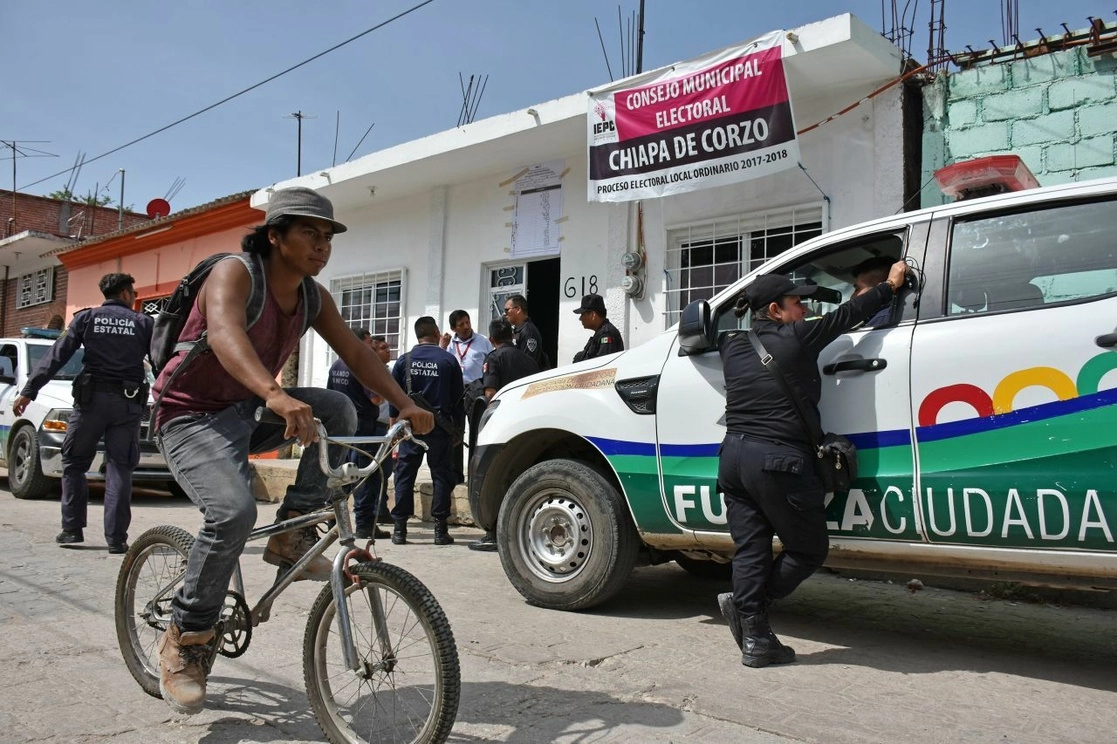 Elementos de la Secretaría de Seguridad Pública y Protección Ciudadana se encuentran resguardando las instalaciones del Instituto de Elecciones y Protección Ciudadana en Tuxtla Gutiérrez, ante posibles manifestaciones que se han derivado de los resultados de los comicios electorales. Foto Cuartoscuro