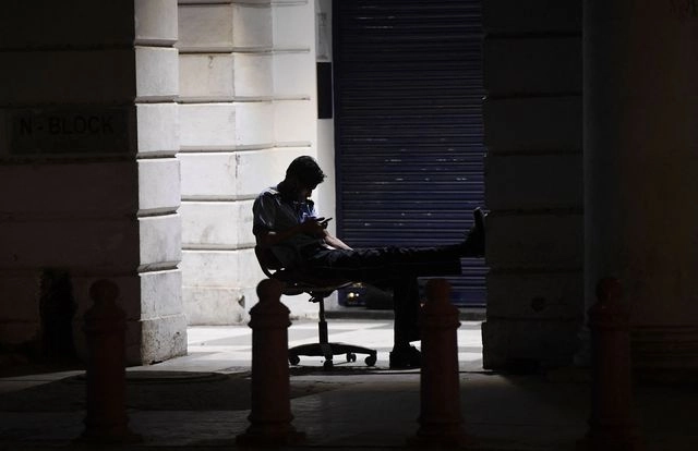 Persona utiliza un teléfono móvil. Foto Afp