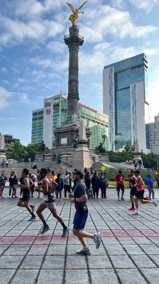 Participantes del Maratón de la Ciudad de México a su paso por el Ángel de la Independencia, el pasado 27 de agosto. Foto Pablo Ramos.