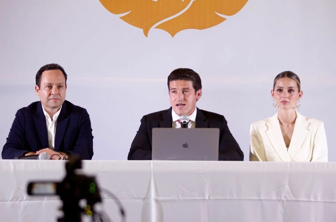 Clemente Castro dirigente nacional de MC(izq) el gobernador electo de NL, Samuel García (c) y su esposa Mariana Rodíguez (der) durante conferencia de prensa en imagen de archivo. Foto Cuartoscuro
