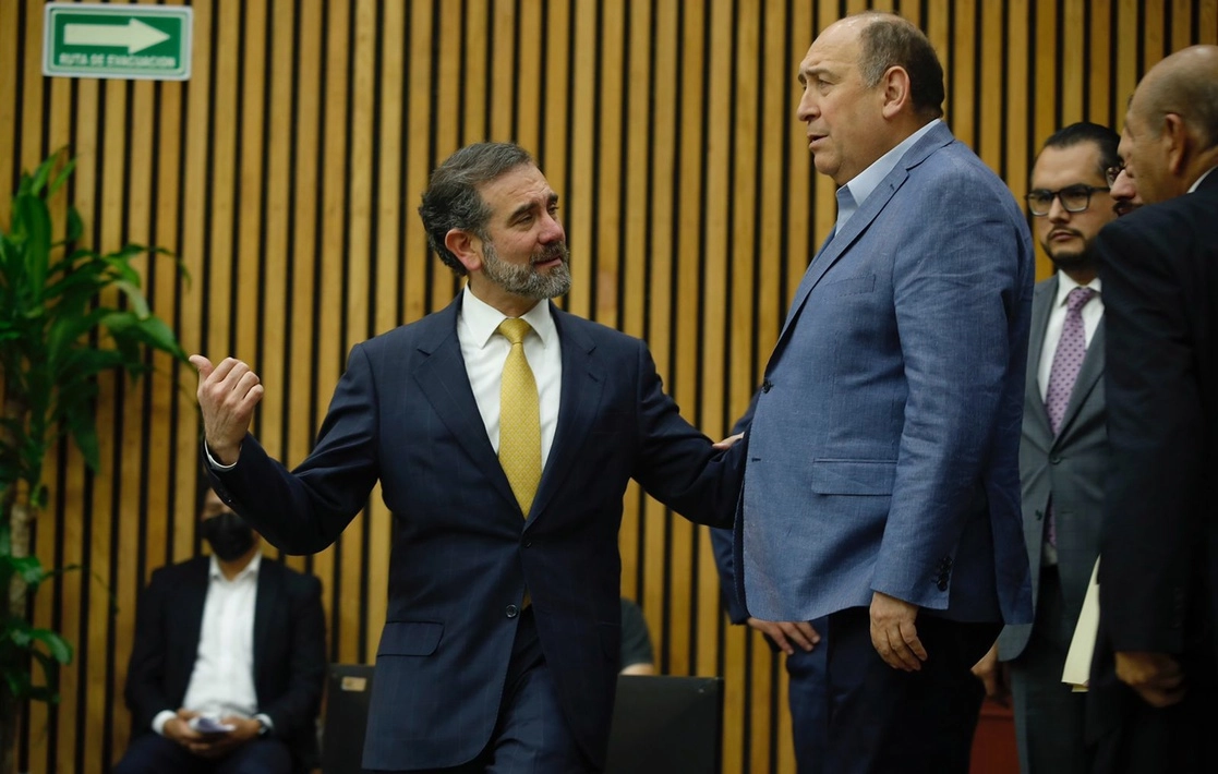 El consejero presidente del INE, Lorenzo Córdova (izq) junto con el coordinador de los diputados del PRI, Rubén Moreira (der) durante la sesión del Consejo General del organismo. Foto Cristina Rodríguez