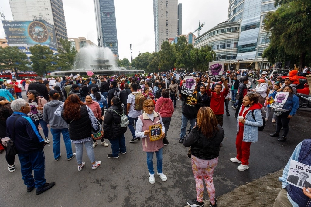 En una manifestación convocada por vecinos en la glorieta de la Diana Cazadora, Alessandra Rojo de la Vega confió en que la sala regional del TEPJF le dará la razón; en caso contrario, acudirá a la sala superior. Foto Pablo Ramos 