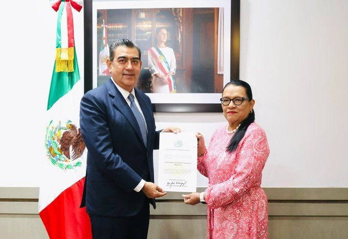 Sergio Salomón recibe el nombramiento al frente del Instituto Nacional de Migración, de manos de la secretaria de Gobernación, Rosa Icela Rodríguez. 