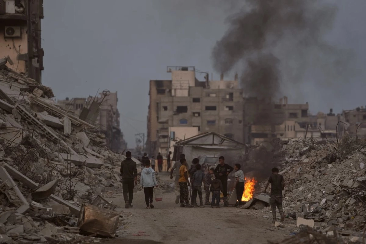 En la imagen, destrucción causada por la ofensiva aérea y terrestre israelí, en el barrio de Sheikh Radwan, ciudad de Gaza. Foto