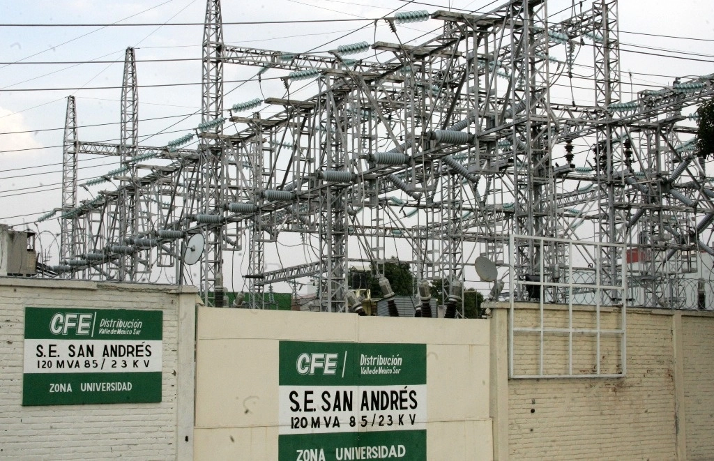 Instalaciones de la subestación de distribución eléctrica en Iztapalapa. Foto Roberto García Rivas / Archivo