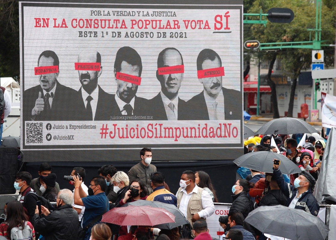 Más de mil morenistas se dieron cita ayer a un costado del monumento a Lázaro Cárdenas, en la colonia Doctores para promover la consulta de juicio a los ex presidentes. Foto Cristina Rodríguez