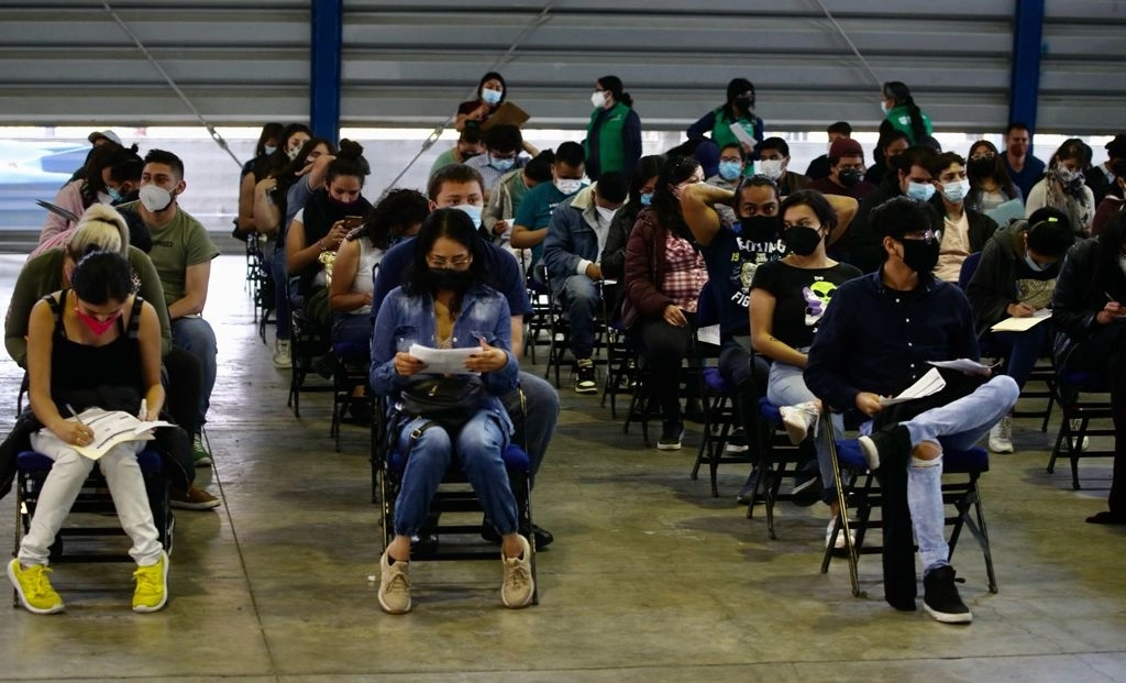 Personas de 18 a 29 años, de la alcaldía Iztacalco, en el Palacio de los Deportes para recibir su segunda dosis de la vacuna contra el Covid-19, el 24 de agosto pasado. Foto María Luisa Severiano