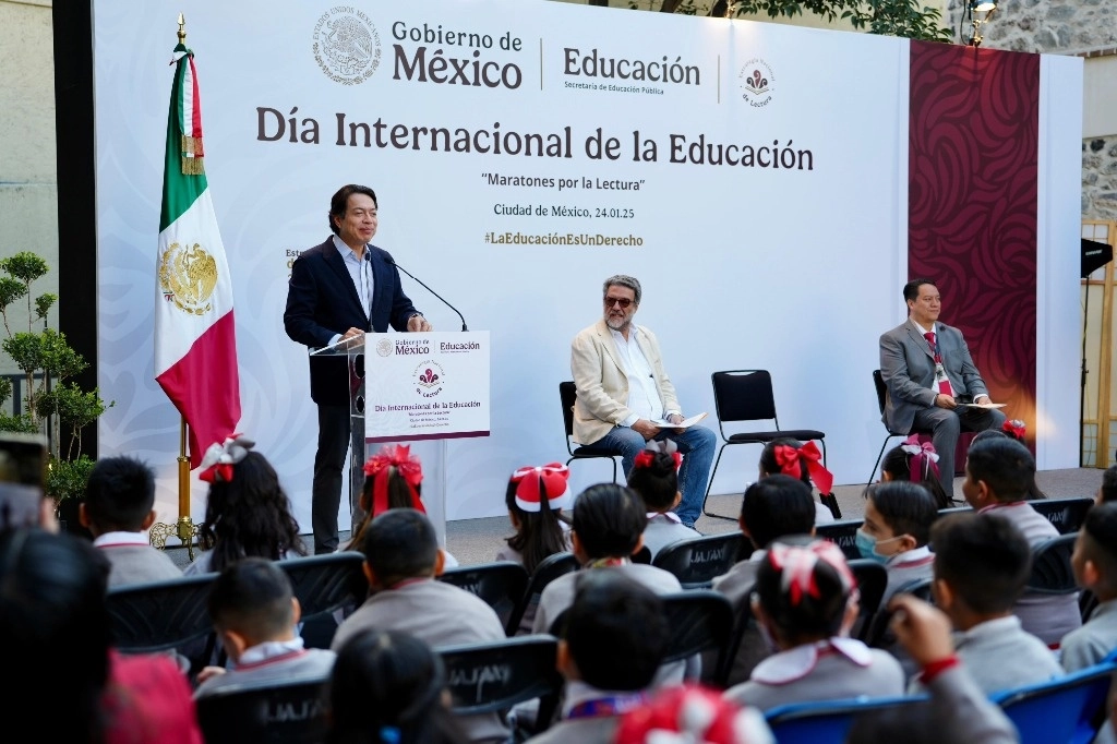 Mario Delgado, titular de la SEP, durante la ceremonia por el Día Internacional de la Educación. Imagen tomada de https://x.com/SEP_mx