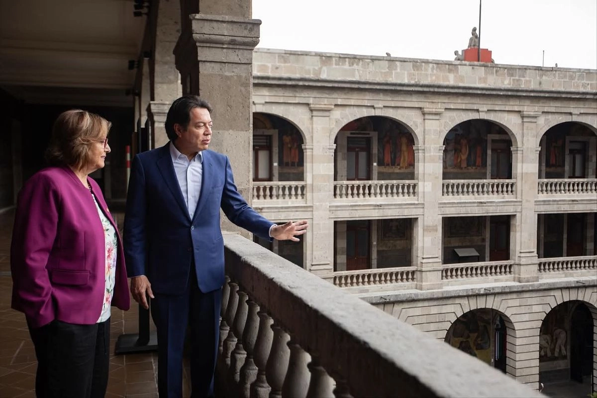 El titular de la SEP, Mario Delgado (c) se reunió con la presidenta de la Comisión para la Igualdad de Género del Senado de la República, Martha Lucía Mícher (izq). Foto 