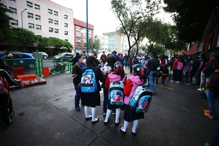Estudiantes de primaria afuera de su escuela, en la Ciudad de México. Foto Alfredo Domínguez / Archivo