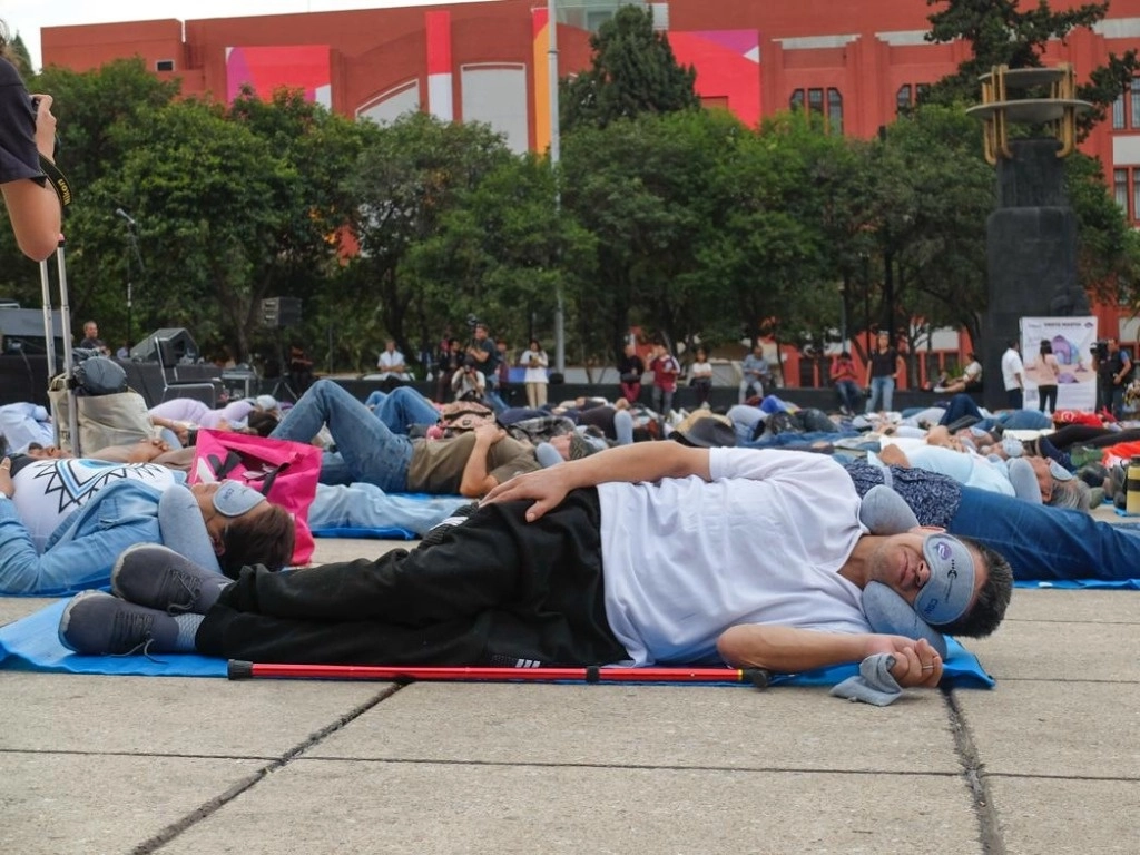 Decenas de capitalinos participan en una siesta masiva  para conmemorar el Día Mundial  del sueño en el Monumento a la Revolución. Foto María Luisa Severiano / Archivo