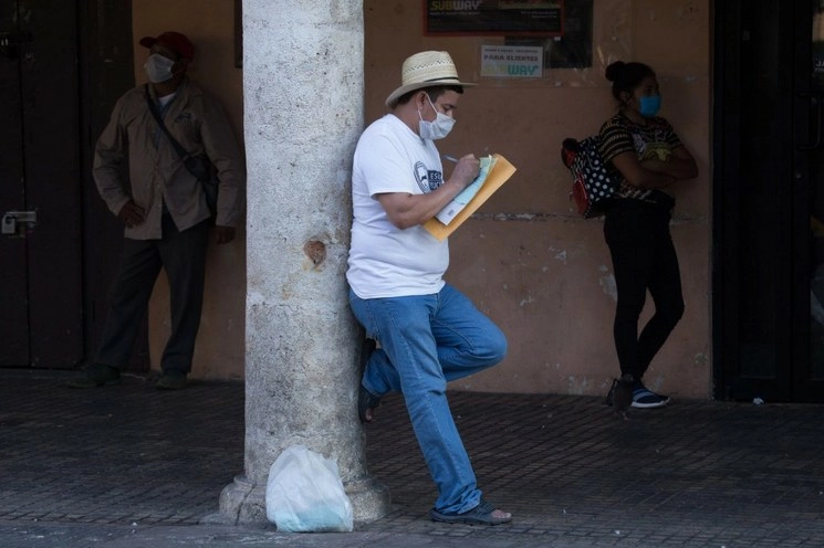 Personas formadas afuera de oficinas de gobierno para tramitar el seguro de desempleo, en la CDMX. Foto Cuartoscuro / Archivo 