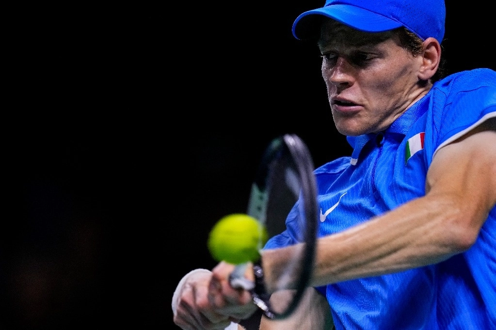 Jannik Sinner de Italia derrotó al australiano, Alex de Minaur, en los partidos de semifinales de la Copa Davis que se juega en España. Foto Ap 